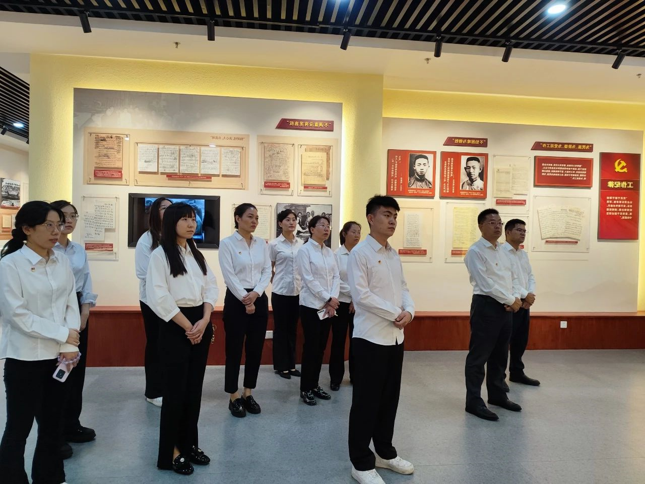 沥青公司权属单位路用新材料公司党支部组织参观党纪学习教育专题档案文献展